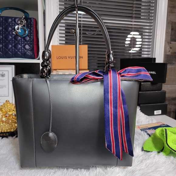 Dior - Picture 1 of 9
